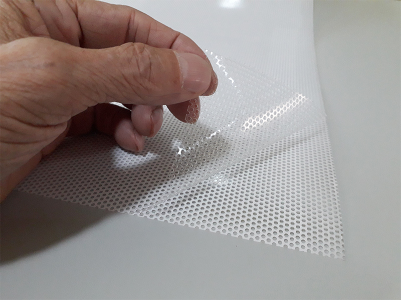 VINILO MICROPERF. WINDOWS 140 MIC TRANSP. UNIVERSAL 1,37X50 M